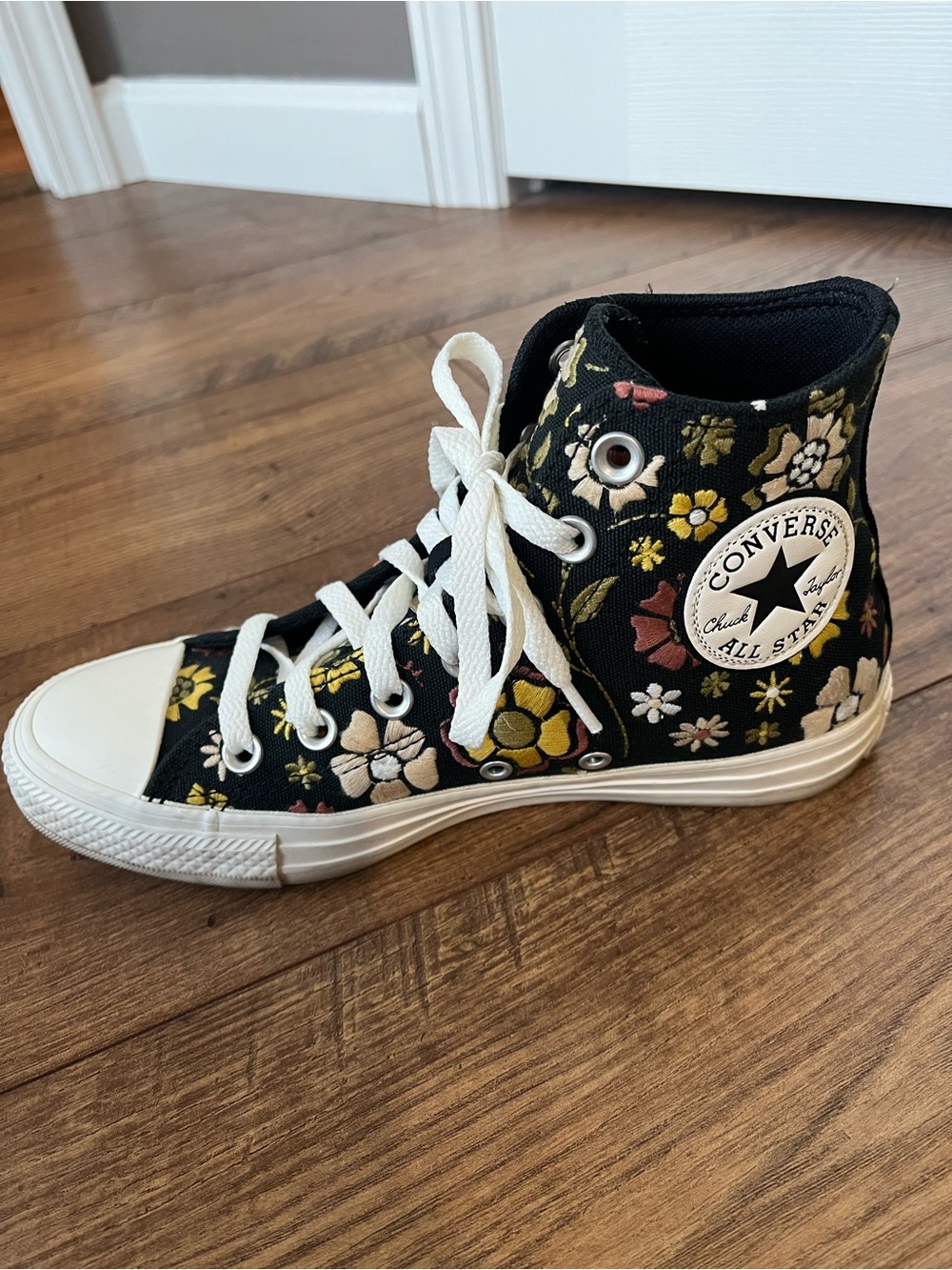 Converse Chuck Taylor All Star Retro Flowers Embroidered - Women’s 7/ Men’s 5 - Picture 5 of 16